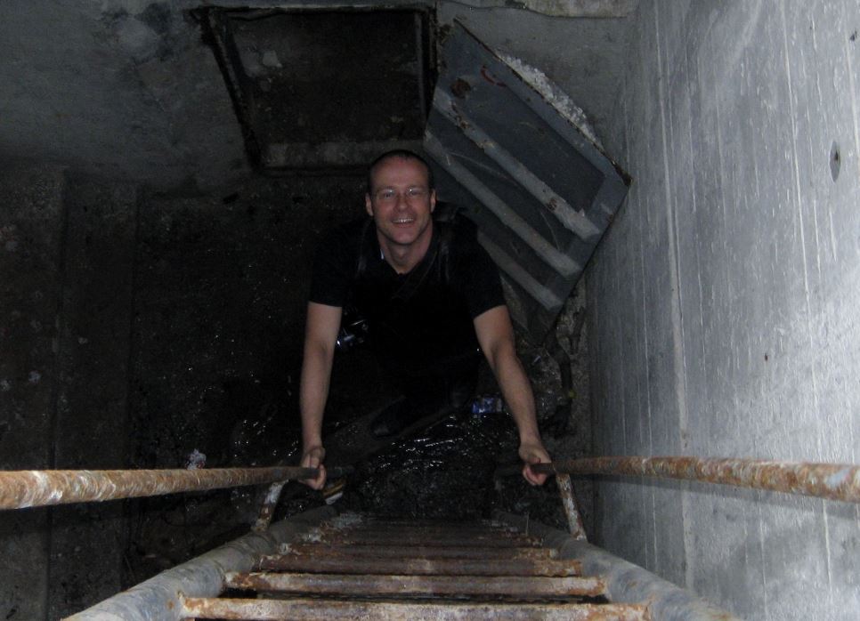 Auf Spurensuche: Niko Rollmann steigt in einen alten Bunker im Berliner Untergrund. 