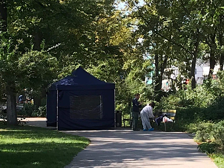 Ermittler der Spurensicherung am Tatort im Kleinen Tiergarten in Moabit.