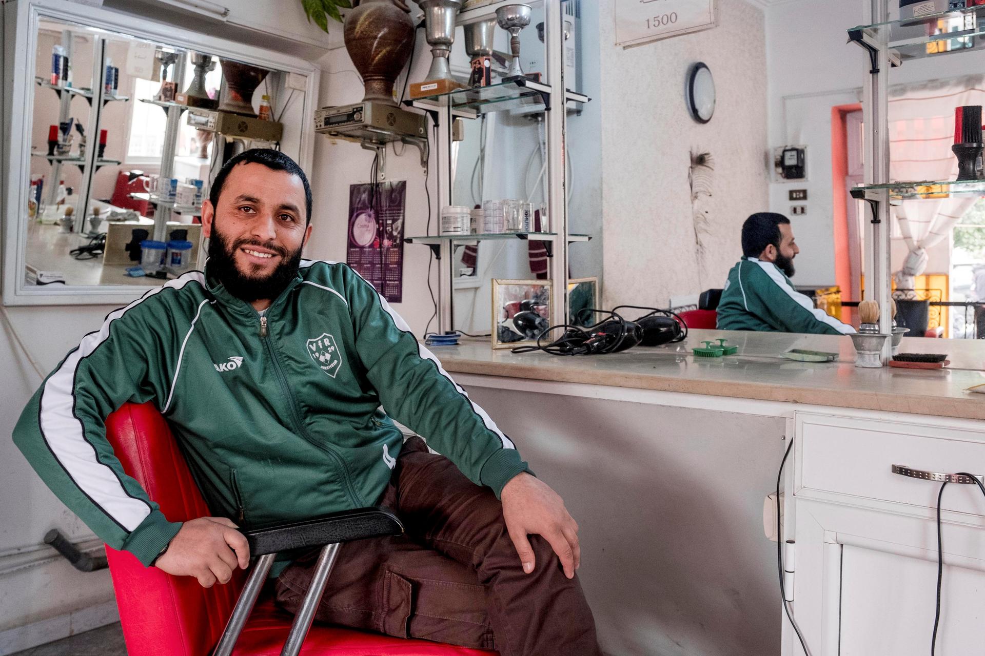 Im Herrenfriseursalon von Walid Burawi hängen keine religiösen Symbole. „Ich brauche keine Bilder, weil der Glaube in meinem Herzen ist“, sagt der Friseur, ein gedrungener Mann, 30 Jahre alt.