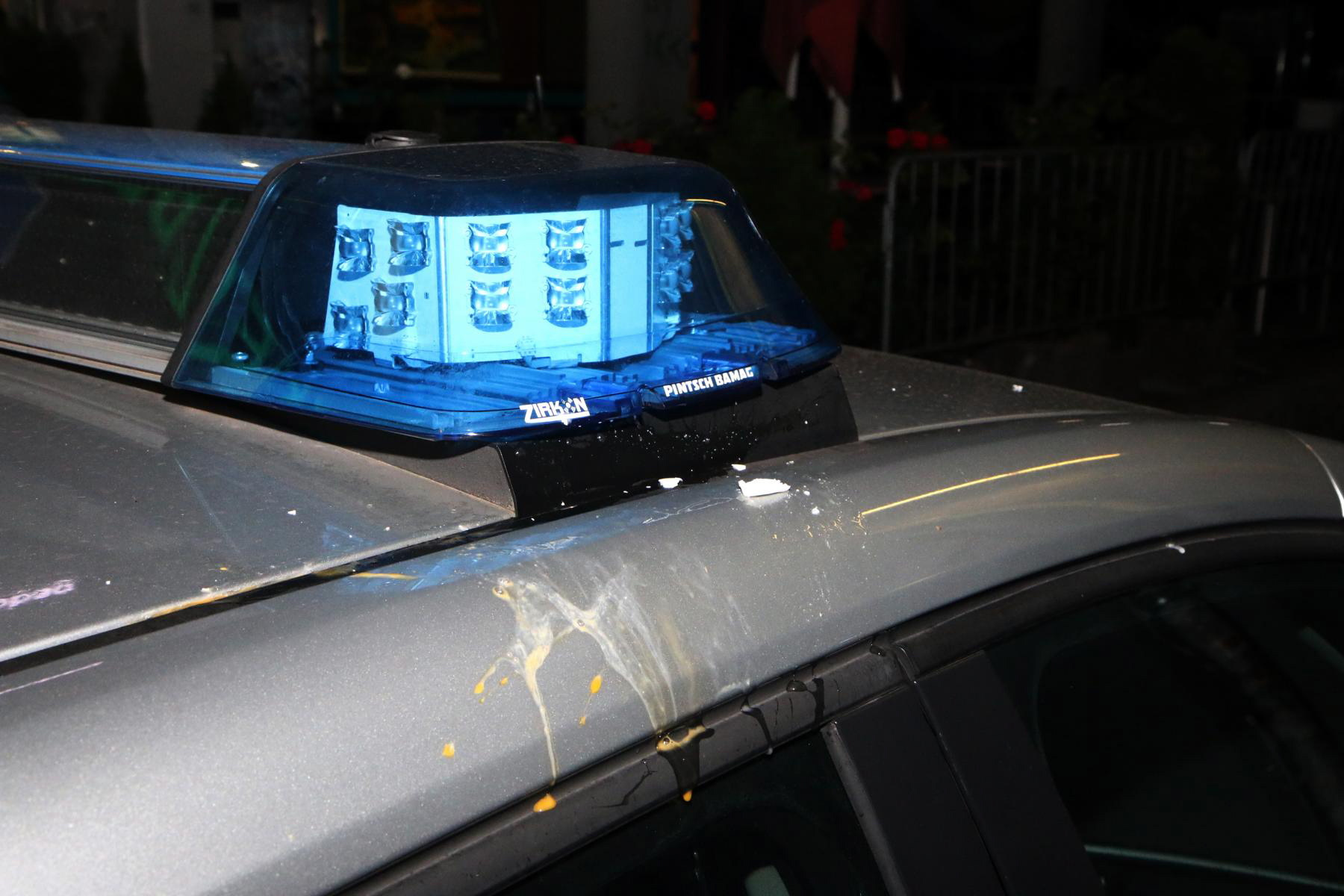 Menschen wurden nicht verletzt. Allerdings bekamen die Autos einige der Eier ab. 