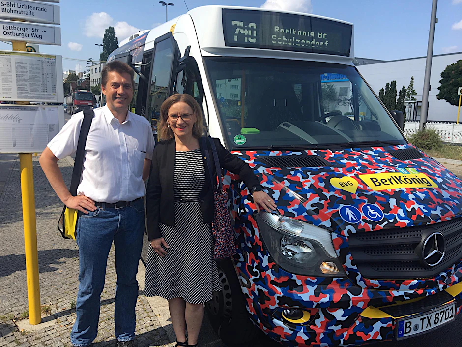 Der Berlkönig rollt jetzt auch im Umland. BVG-Chefin Sigrid Nikutta und Planer Helmut Grätz testeten am Freitag das neue Angebot.