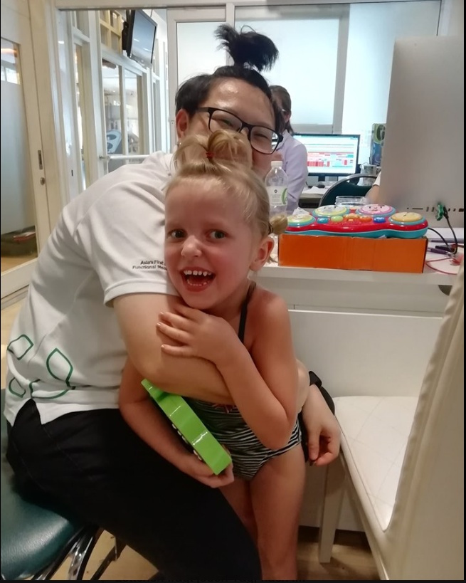 Lotta hat die Klinikstation in Thailand voll im Griff: Sie albert liebend gern mit dem Personal herum.