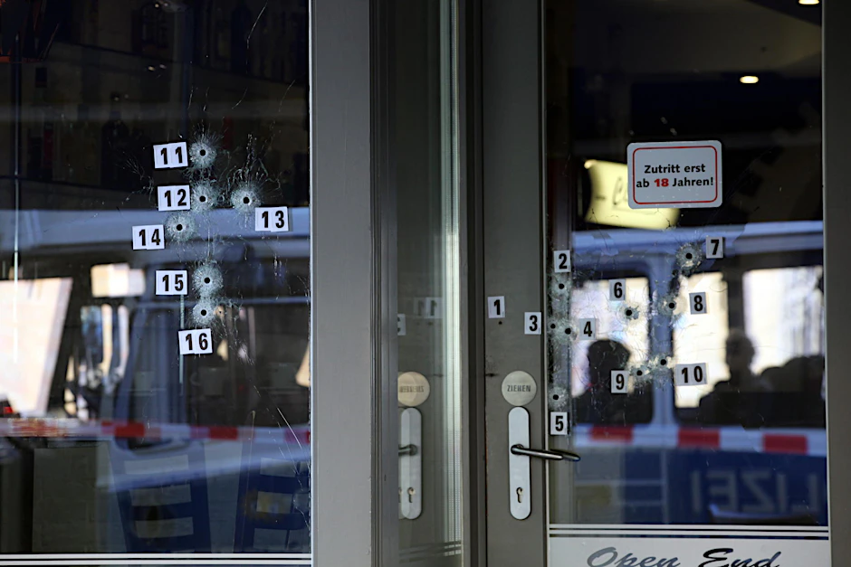 Einschüsse aus einer MPi auf ein Lokal in Gesundbrunnen: Es ging um ein geplatztes Kokain-Geschäft zwischen Tschetschenen und Albanern. 
