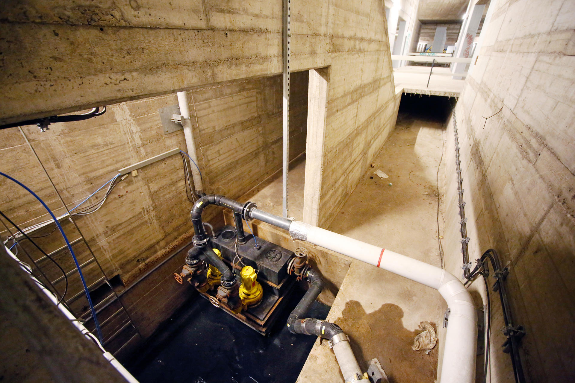 Diese Pumpe am tiefsten Punkt des Bahnhofsrohbaus entsorgt Sickerwasser. das Bauwerk ist weitgehend trocken. 