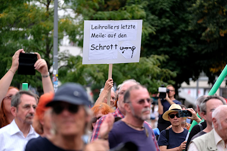 Teilnehmer der Demo wollen die Leihroller auf dem Schrott sehen.