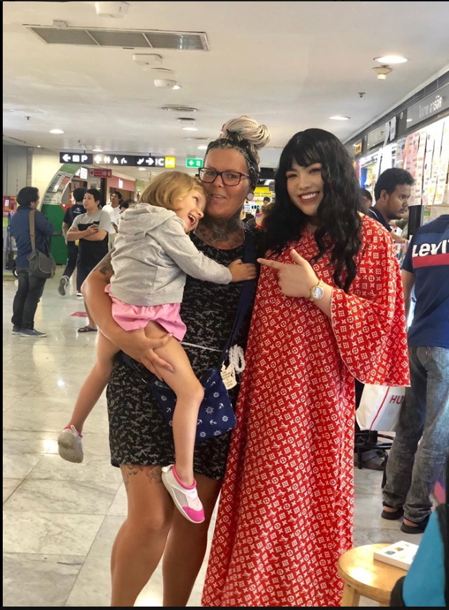 Kleiner Ausflug: Lotta, Mutter Sandra und Dolmetscherin June besuchen eine Mall.