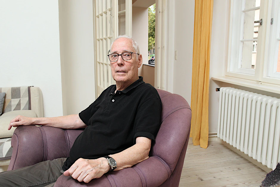 Gerhard Blome sitzt im Sessel seines Wohnzimmers. In sechs Monaten muss er spätestens aus der Wohnung raus sein.
