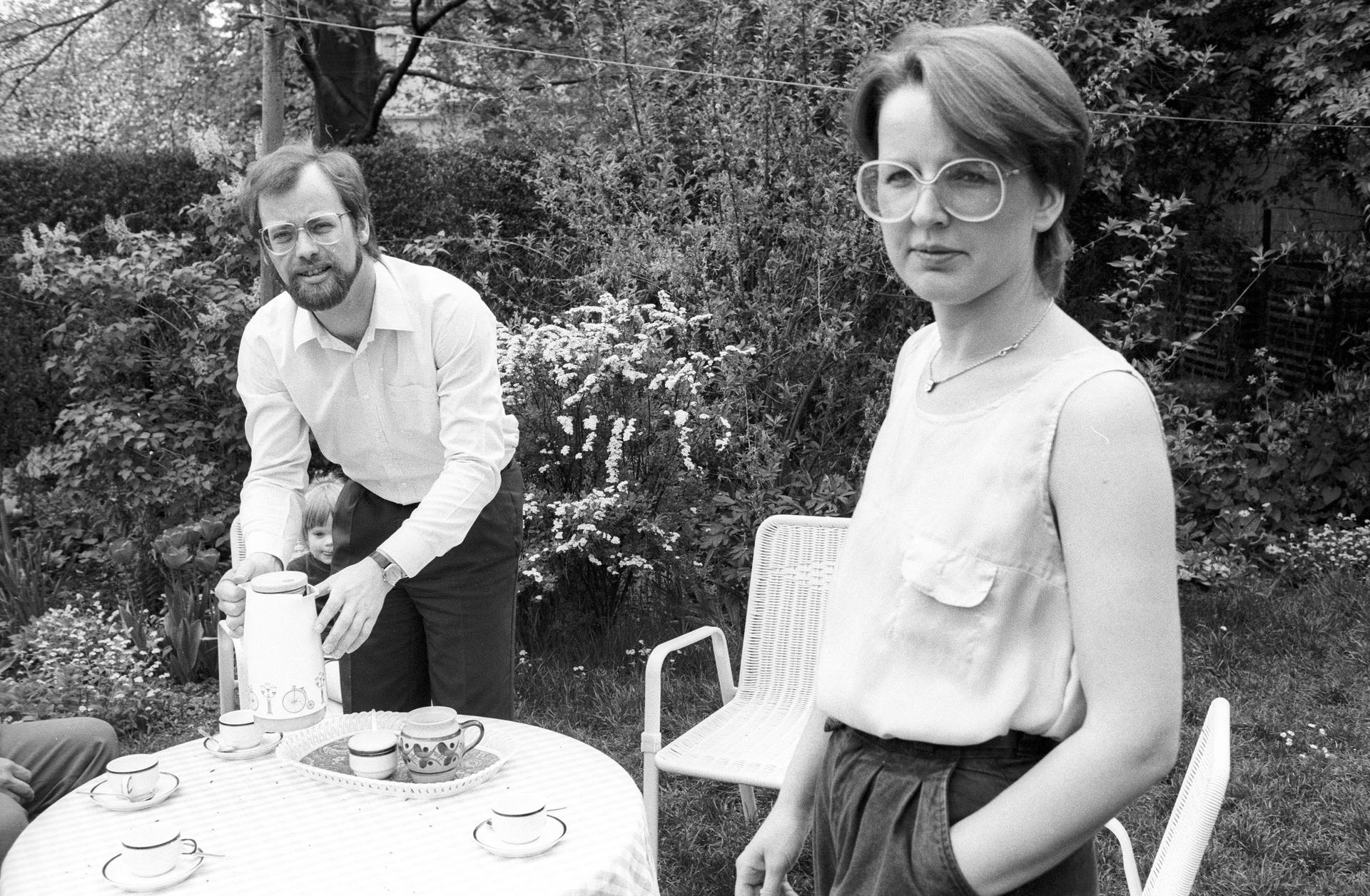 Rudolf Scharping mit seiner damaligen Frau Jutta 1985 im heimischen Garten