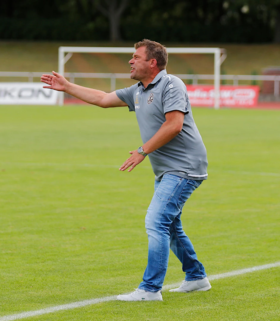 BFC-Trainer Christian Benbennek gibt an der Seitenlinie immer alles.