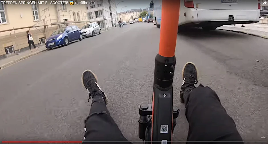Dieser Jugendliche fährt im Sitzen an einem großen Reisebus vorbei und bringt sich damit in Lebensgefahr. 