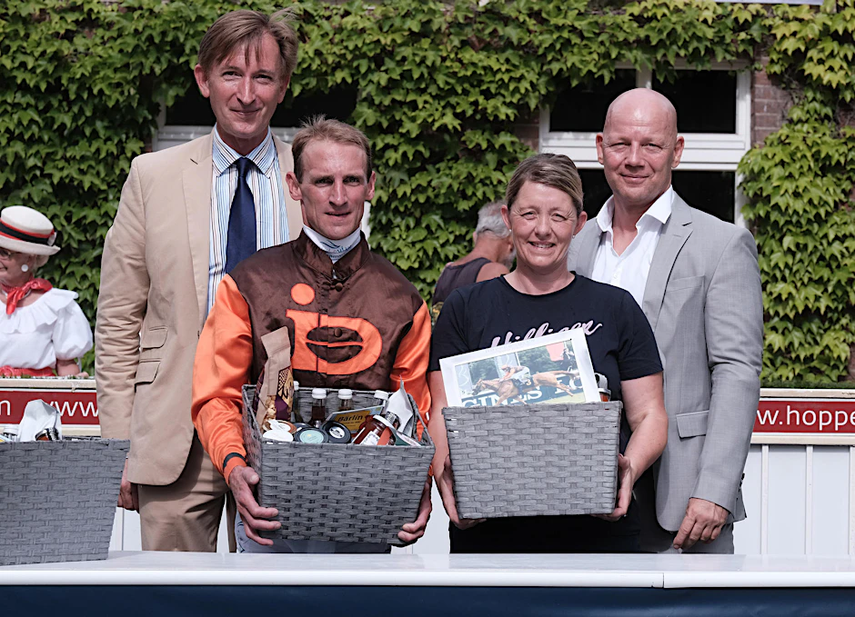 Rennbahneigner Gerhard Schöningh (l.) und Arno Schupp, Teamleiter Regio Berliner Zeitung/Berliner Kurier (r.), gratulieren Jockey Andrasch Starke. 