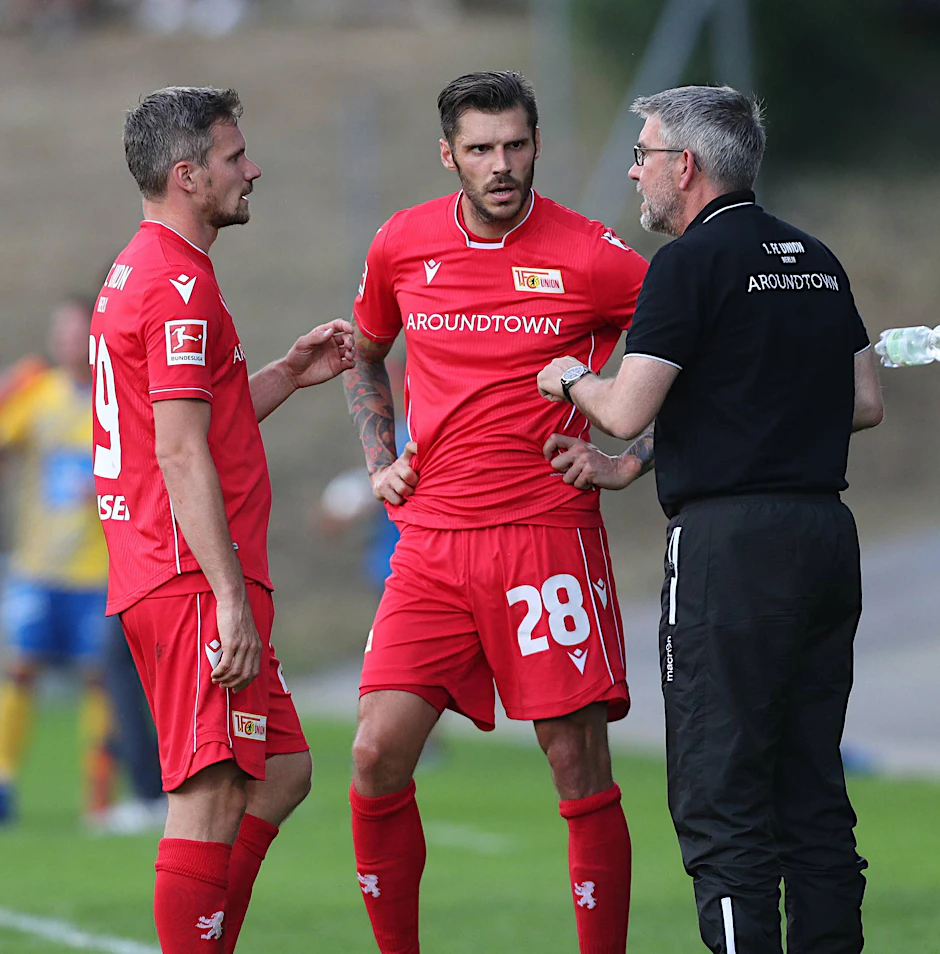 Kapitän und Trainer im Gespräch: Christopher Trimmel und Urs Fischer.