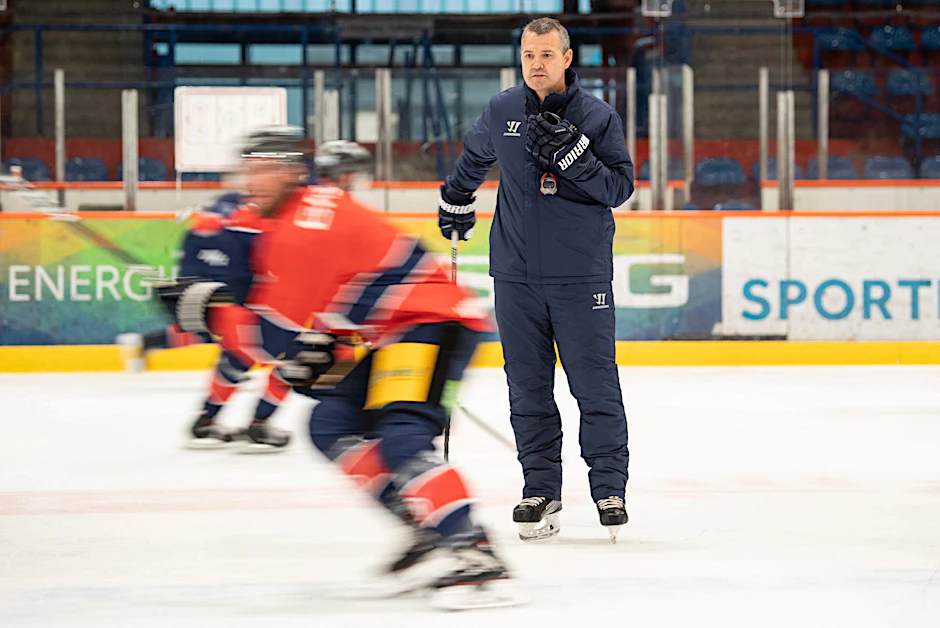 Eisbären-Trainer Serge Aubin sieht langsam Fortschritte.