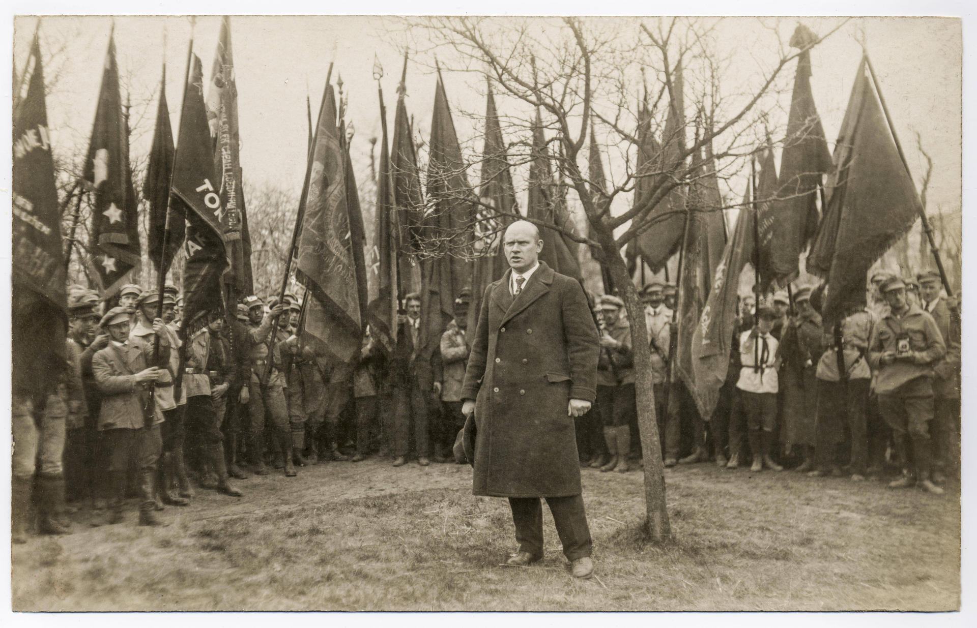 Thälmann spricht vor Genossen in Merseburg.