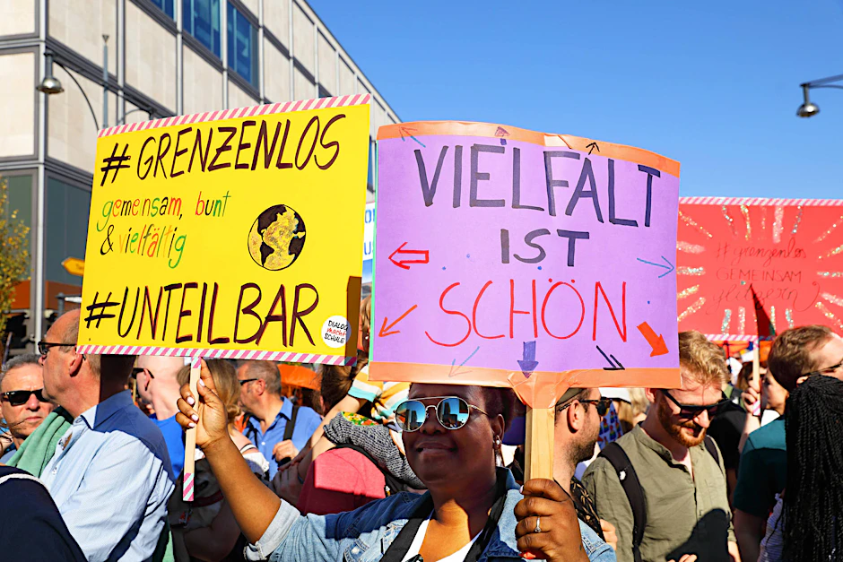 Demokratie, Toleranz und Weltoffenheit: Darauf schwören die Berliner und dafür gehen sie auch auf die Straße. Wie hier bei der großen "Unteilbar"-Demo.