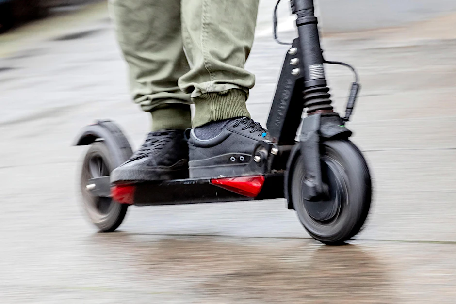 Die Polizei hielt einen E-Scooter-Fahrer auf der Autobahn an. (Symbolbild)