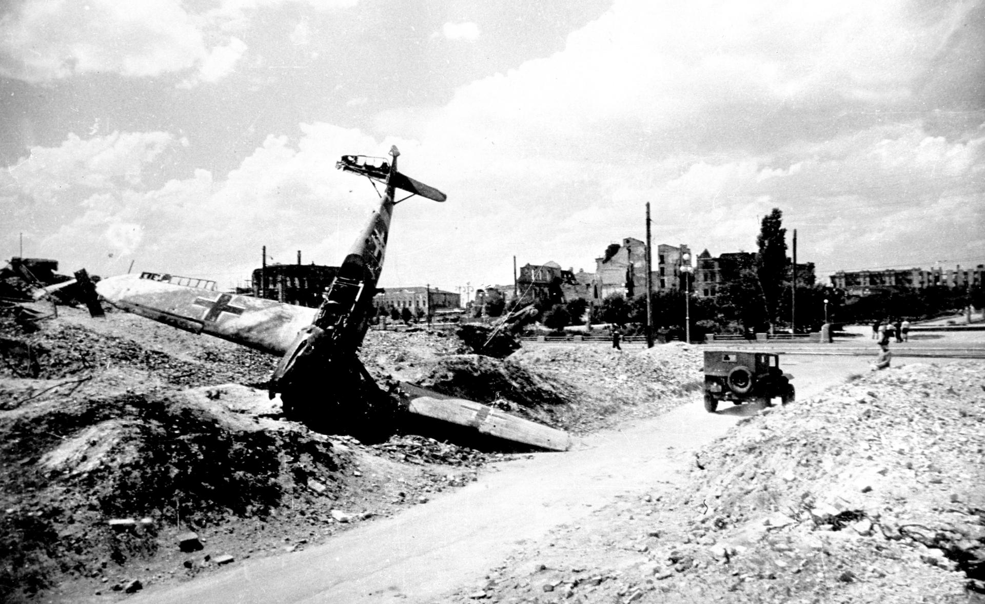 Die zerstörte Stadtmitte von Stalingrad nach der Kapitulation. Dieses Maß an Zerstörung erleiden im weiteren Verlauf des Kriegs auch deutsche Großstädte.