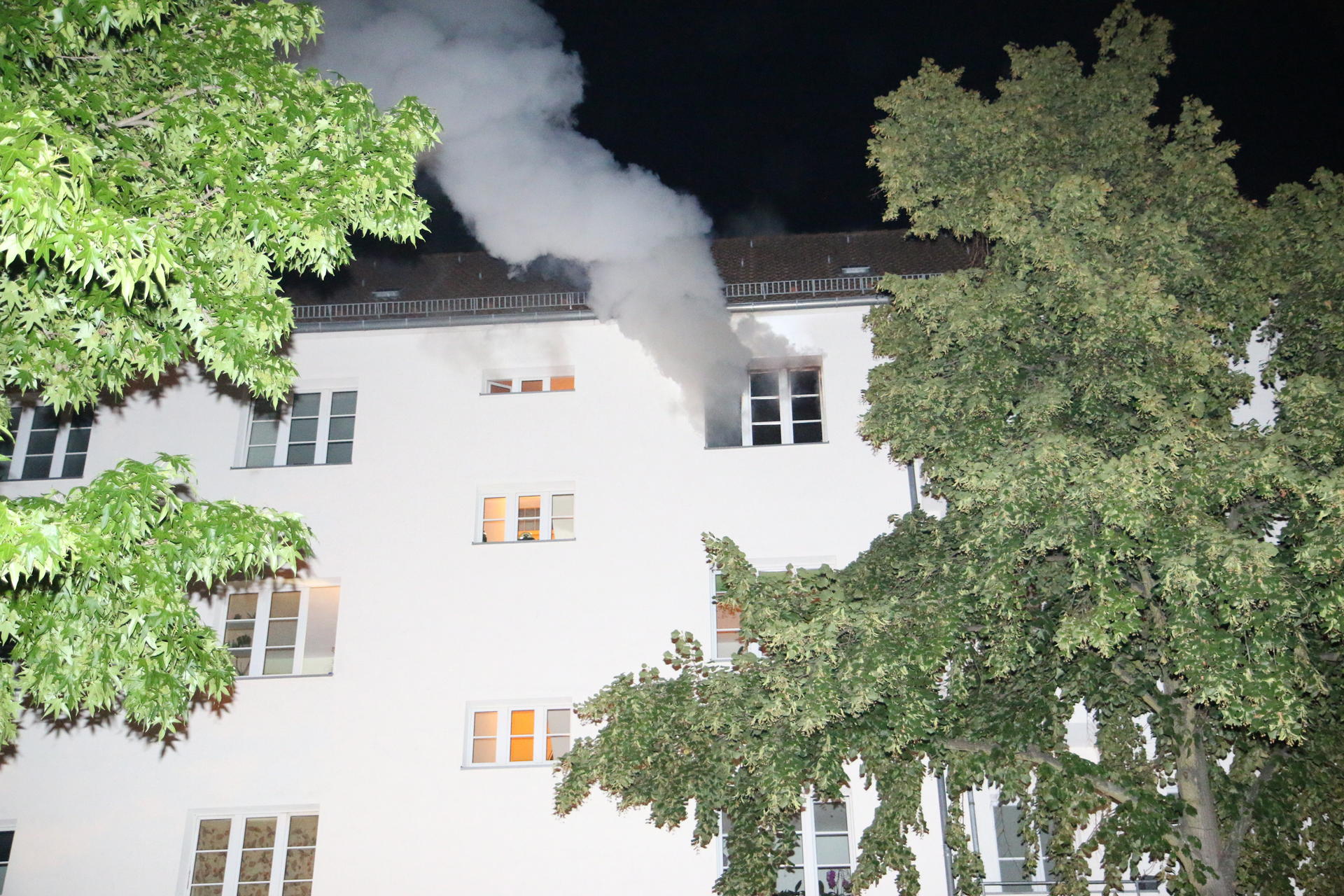Dichter Qualm dringt aus der Brandwohnung in der Triniusstraße in Oberschöneweide. 
