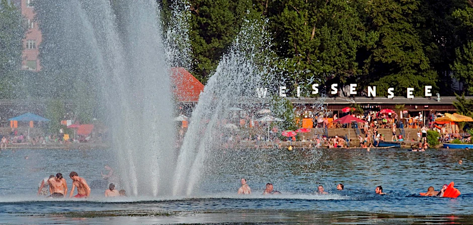 Der Weiße See mit dem Strandbad: Monatlich fällt der Wasserpegel um etwa zwei Zentimeter.