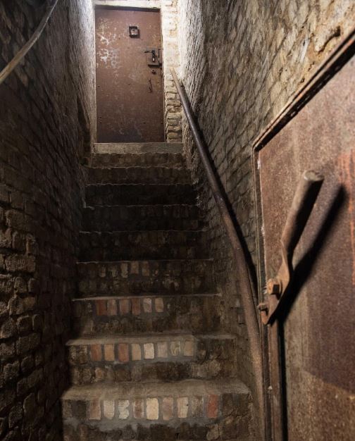 Diese Treppen gehört zum AEG-Versuchstunnel. Die AEG favorisierte nach Londoner Vorbild eine Röhrenbahn, Siemens bauet auf eine "Unterpflasterbahn" - und setzte sich damit durch. 