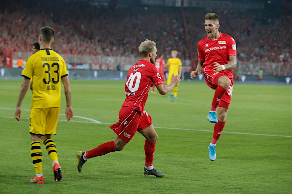 Sebastian Andersson (Mitte) machte mit dem 3:1 alles klar.