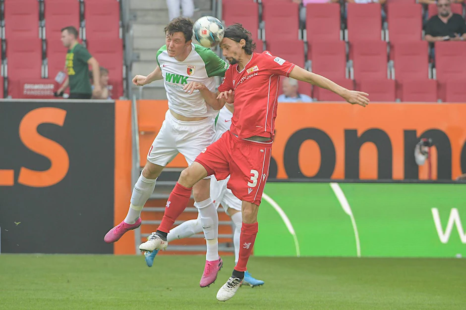 Robust: Neven Subotic im Luftduell mit dem Augsburger Michael Gregoritsch.