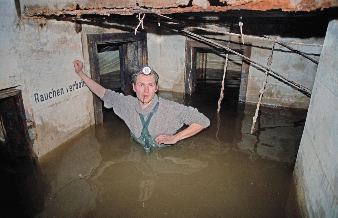 Adlon-Bunker (1995): Dietmar Arnold erlaubt sich im zweiten Untergeschoss des Hotels einen kleinen Scherz – von wegen Rauchen verboten.