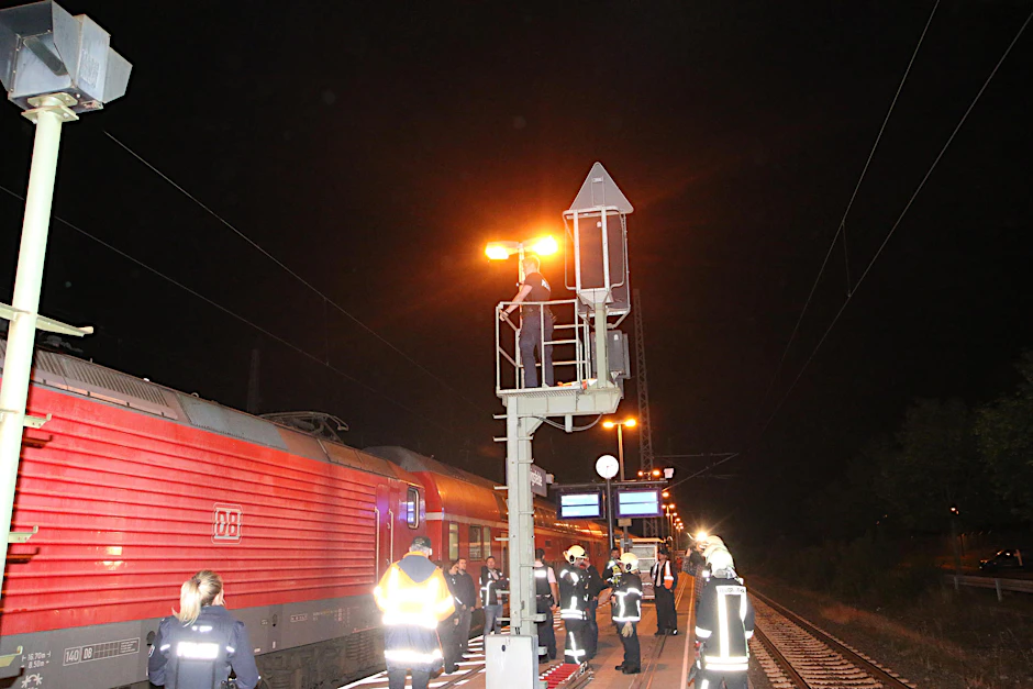 Einsatzkräfte am Ort des Geschehens in Ludwigsfelde.