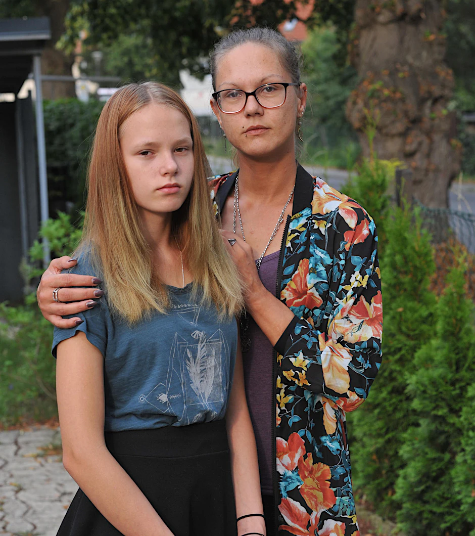 Stefanie Enderlein (33) und ihre Tochter Lisa-Maria (14) sind fassungslos: Welcher Irre legte den Drohbrief vor ihre Haustür?