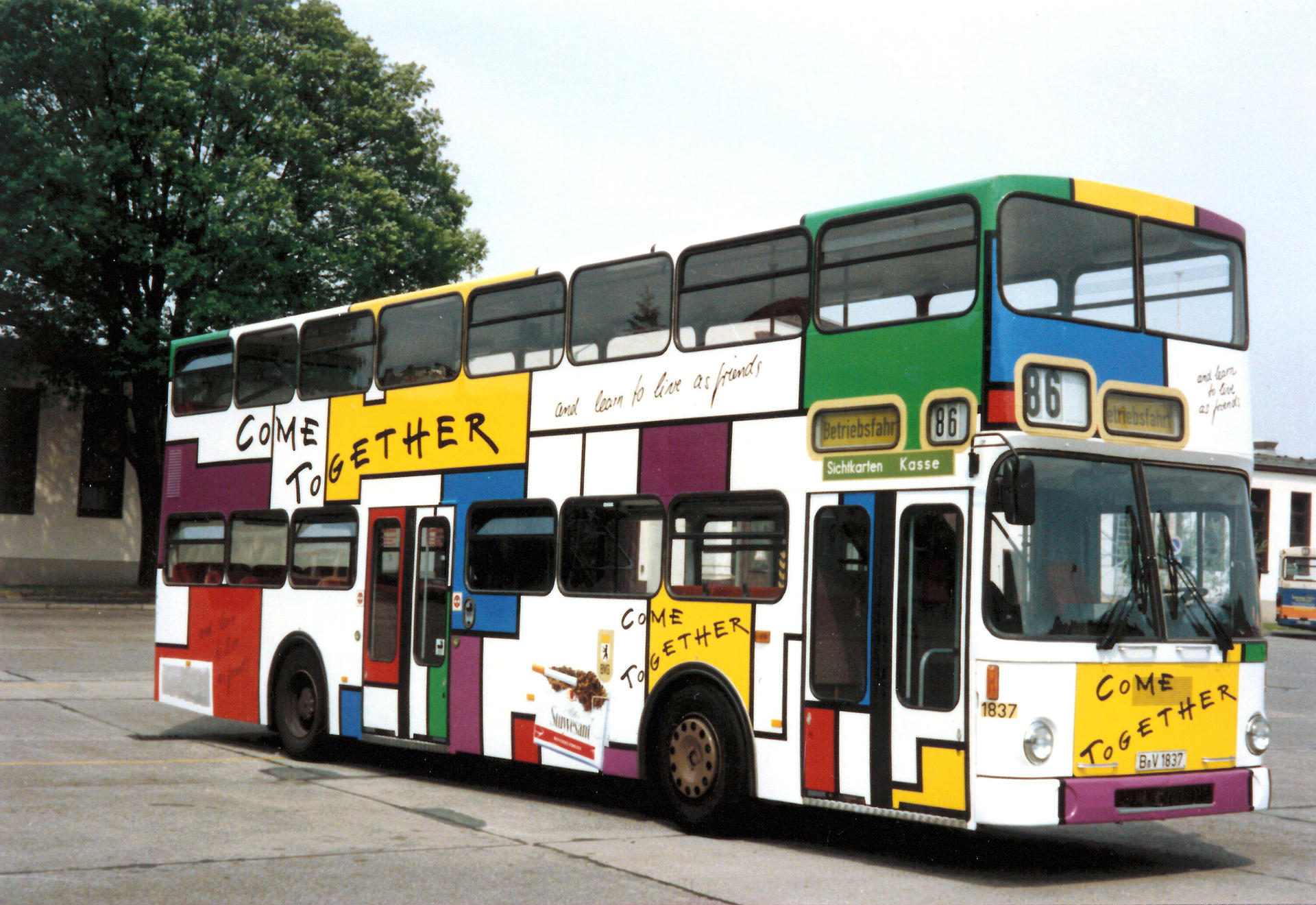 Früher dauerte die Gestaltung eines BVG-Busses per Hand mehrere Wochen.