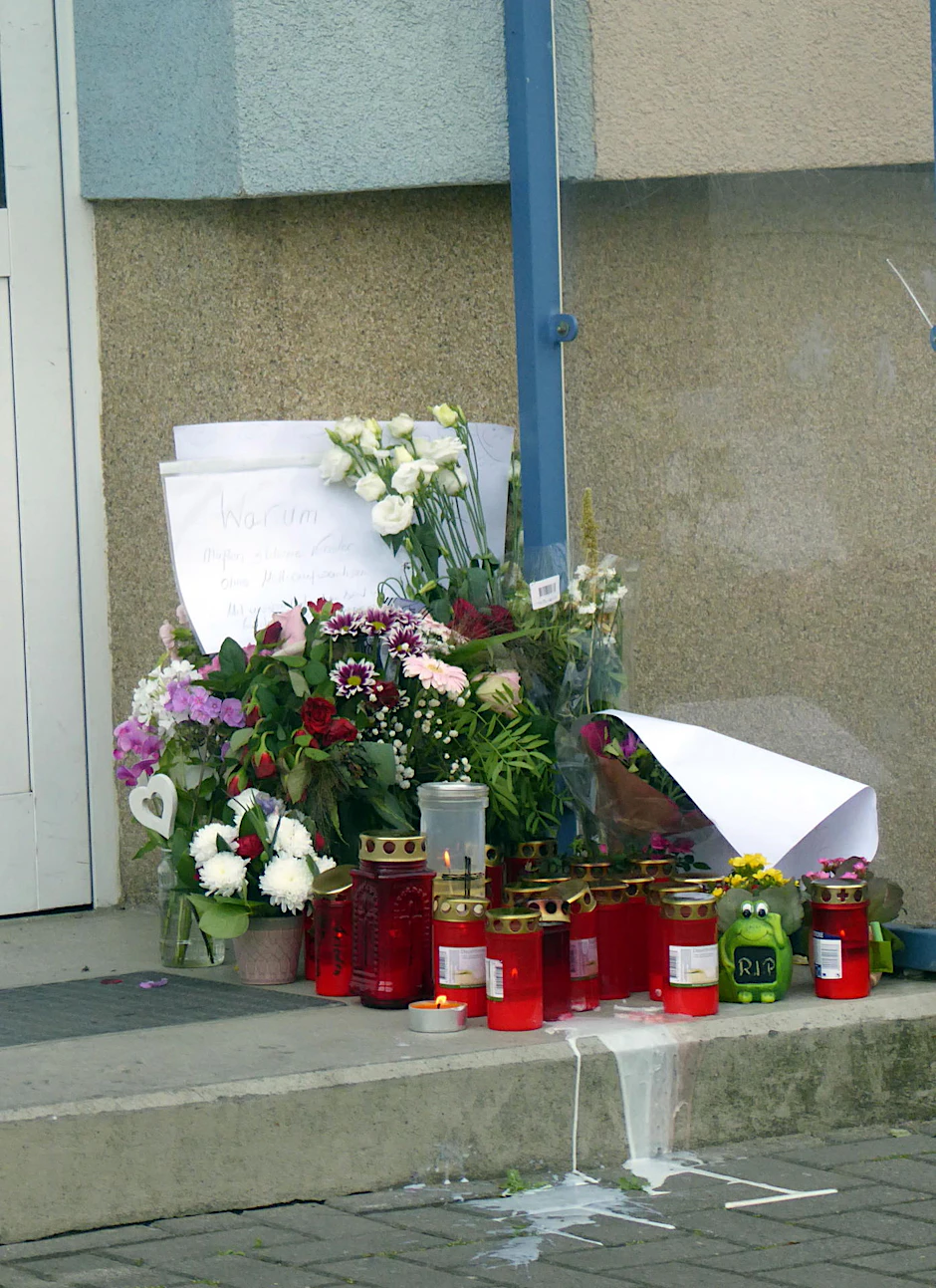 Blumen und Kerzen am Wohnhaus der ermordeten 30-Jährigen. 