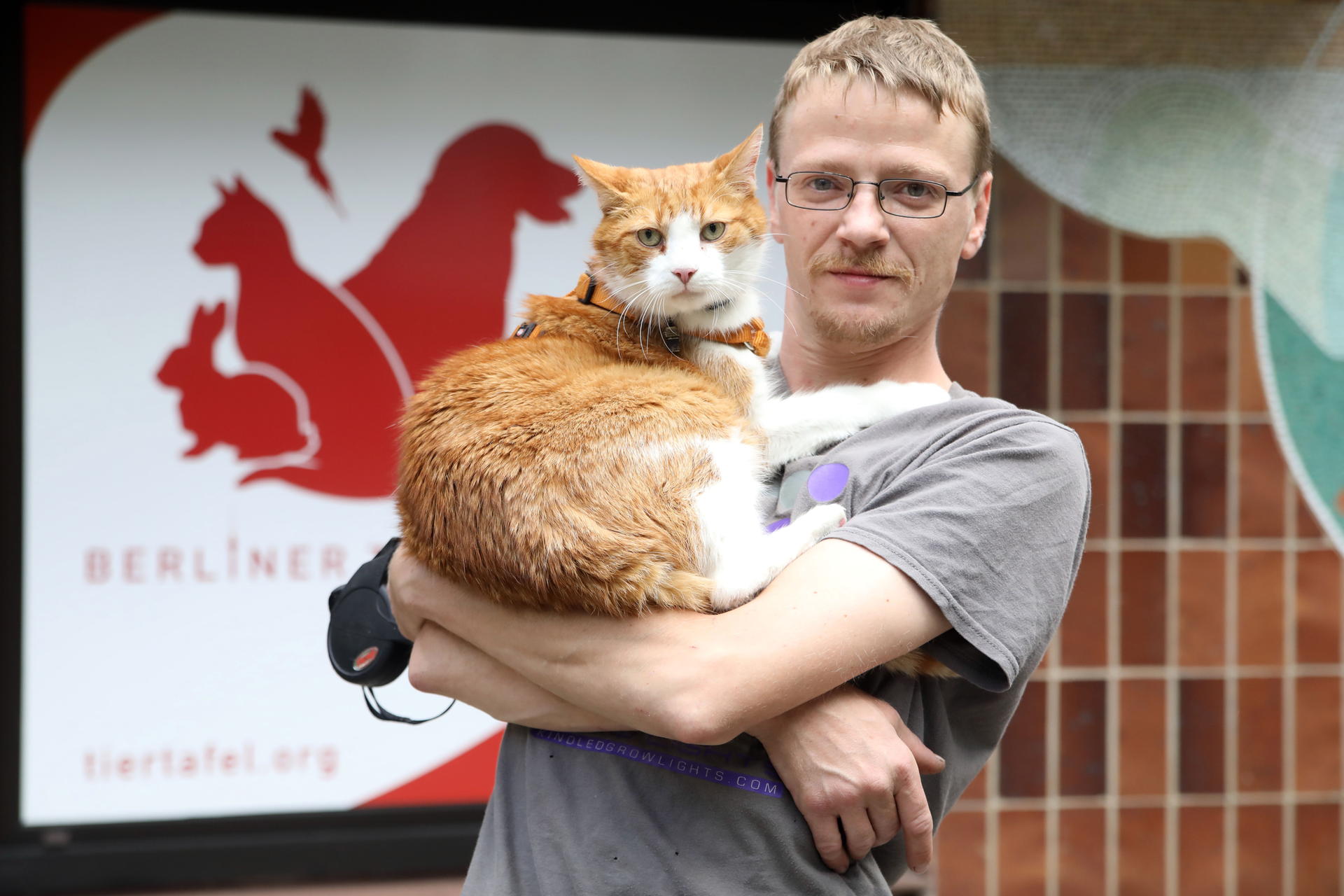 Christopher Schneider (35) ist mit Kater Oliver (13) regelmäßig bei den Helfern der Tiertafel zu Gast.