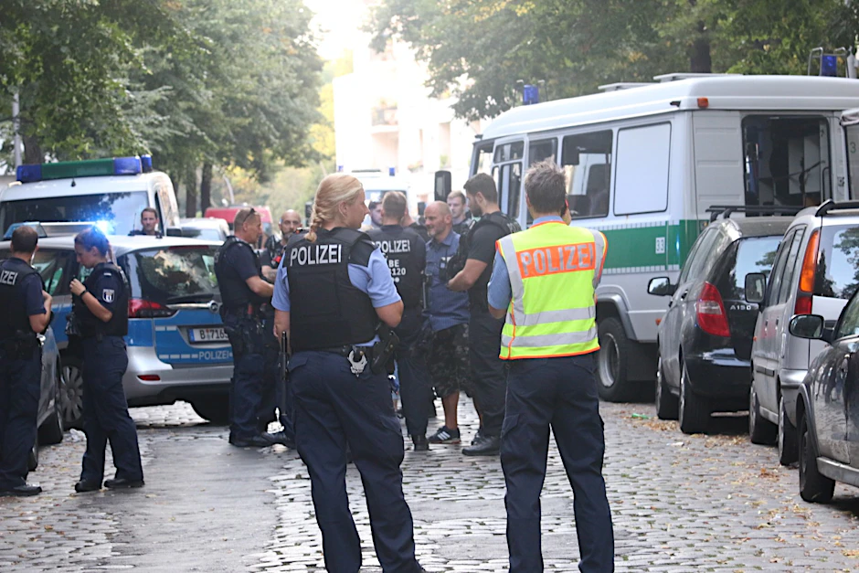 Zahlreiche Polizisten sichern den Tatort.