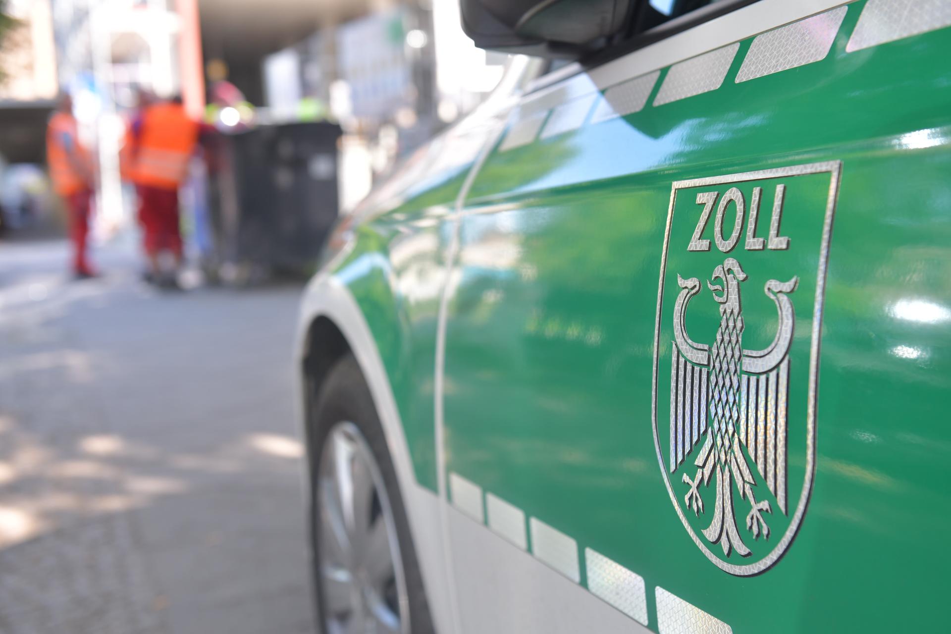 Ein Fahrzeug des Zolls steht vor einer Baustelle in Stralau.