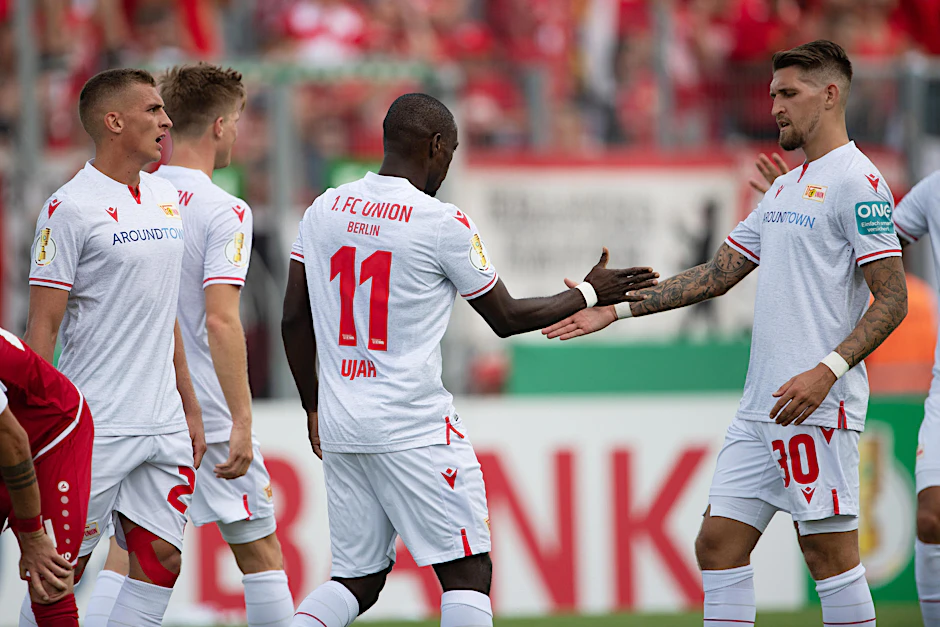 Anthony Ujah und Robert Andrich klatschen ab.