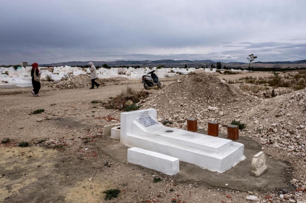 Das Grab von Anis Amri liegt mit ein paar Metern Abstand zu allen anderen am Friedhofsrand. 