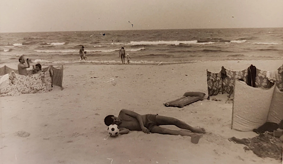 Michael Grunst genießt  1989 den Ostsee-Sommer am Strand in Prora.