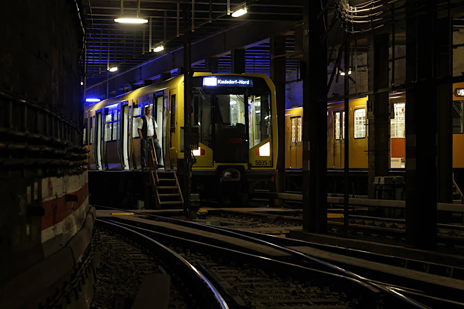Eine U-Bahn der Linie U5 im Tunnel (Symbolbild)