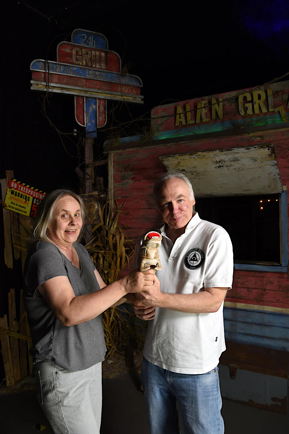 Margret und Christian Gran vor ihrem „Alien Grill“. In diesem Fluchtspiel müssen die Spieler in einem verfallenen Kiosk in der Wüste nach Aliens fahnden.