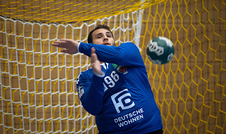 Eigentlich ist Dejan Milosavljev ein richtig guter Torwart, im Moment hat er aber noch so seine Probleme mit dem Ball.