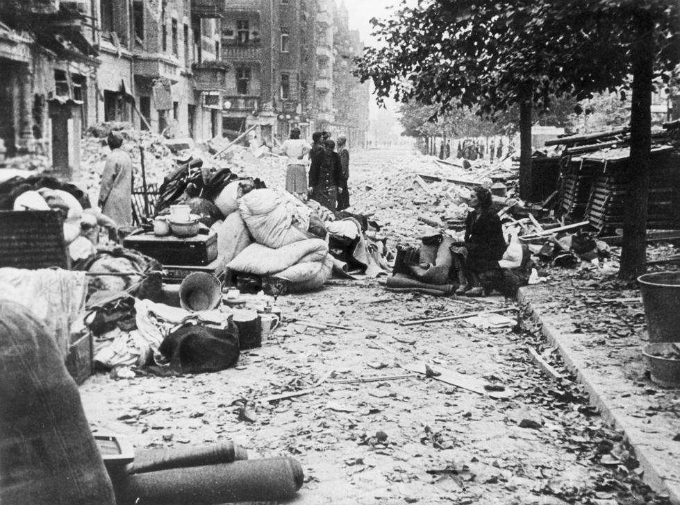 Berlin wird ab Mitte Januar 1943, nach vierzehnmonatiger Pause, wieder Ziel von Luftangriffen. Der strategische Bombenkrieg der Alliierten beginnt.
