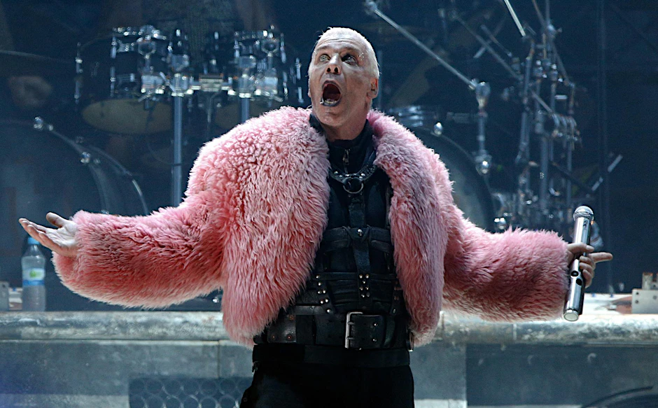 Rammstei-Sänger Till Lindemann mag extravagante Outfits. In Finnland verzichtete er auf Kleidung.