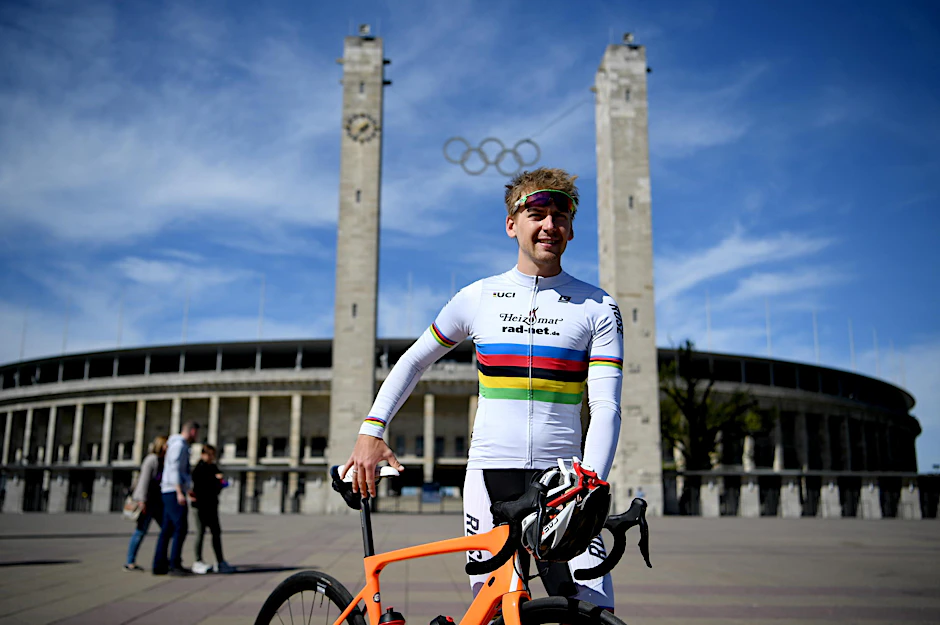 Bahnradfahrer Theo Reinhardt vor dem Olympiastadion: Insgesamt zehn deutsche Meisterschaften werden an diesem Wochenende in Berlin ausgetragen.