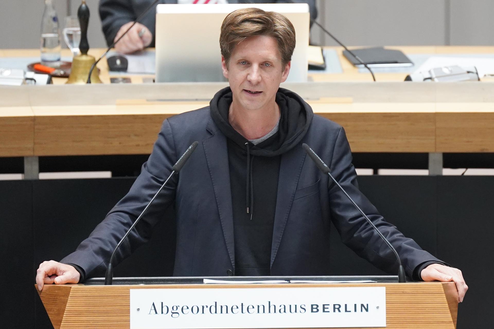 Daniel Wesener von Bündnis90/Die Grünen spricht bei einer Plenarsitzung im Berliner Abgeordnetenhaus.