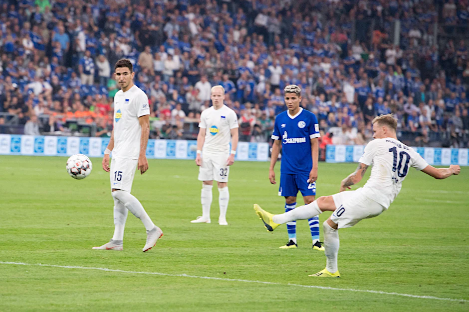 Duda beim Freistoß zum 2:0 auf Schalke.