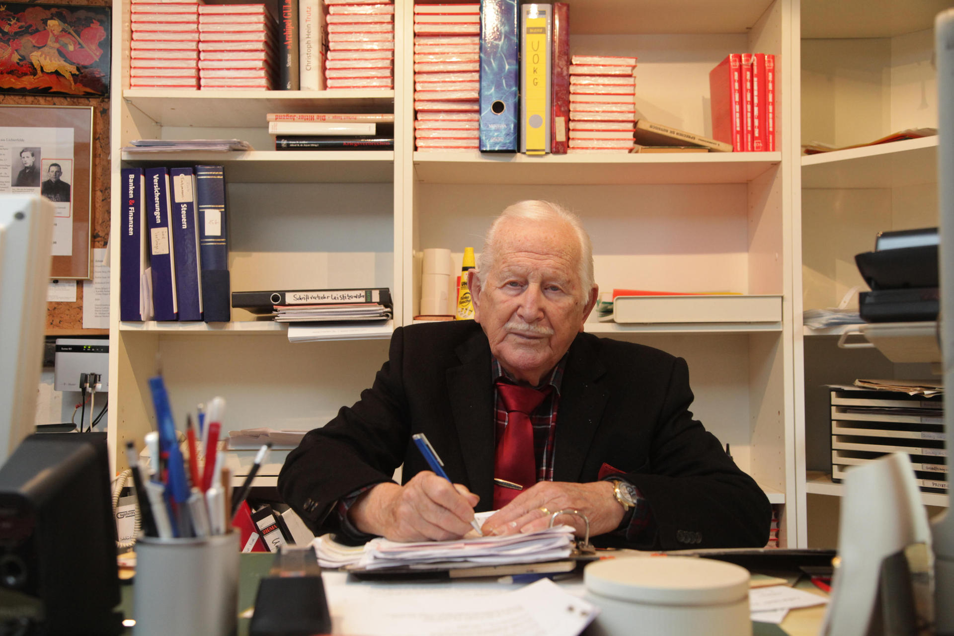 Zeitzeuge Lothar Scholz sitzt am Schreibtisch seines Arbeitszimmer. Er schrieb das Buch „Der verratene Idealismus. Ein Junge im Banne des Nationalsozialismus“.
