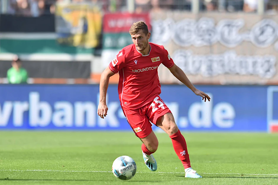 Aufstiegsheld Christopher Lenz scheitert in Augsburg knapp am Pfosten.