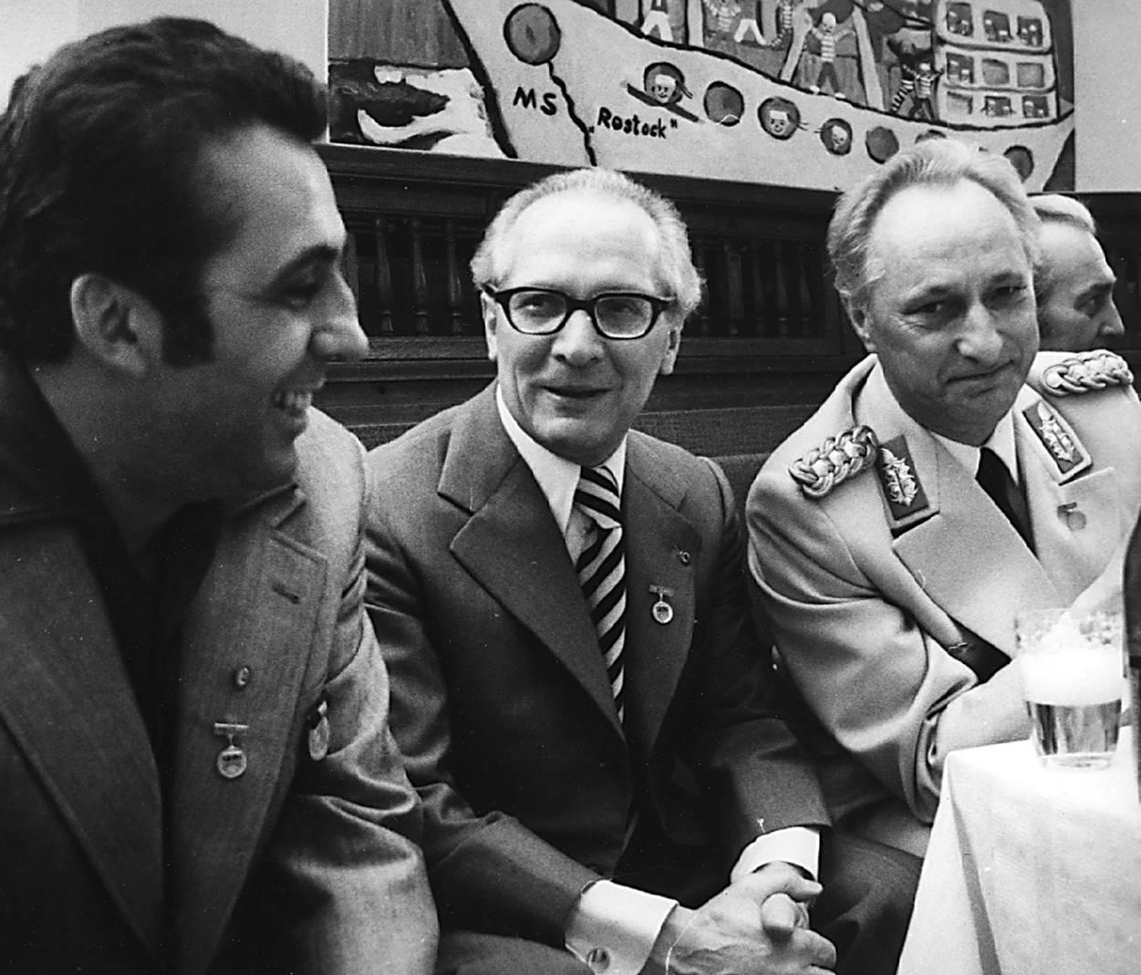 Da sind sie noch einer Meinung: Egon Krenz, Erich Honecker und General Heinz Kessler. Krenz tritt im Oktober 1989 die Nachfolge Honeckers an.