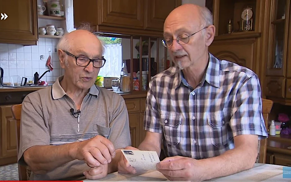 Otto und Ralf Herrmann sind über die Postkarte amüsiert, die 48 Jahre lang unterwegs war.