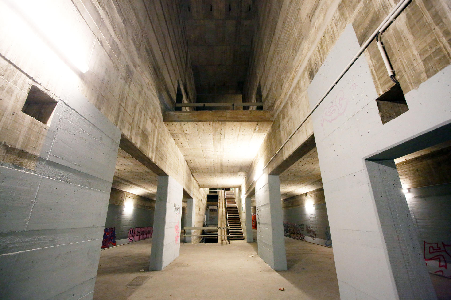 Der Geisterbahnhof erstreckt sich über mehrere Etagen. Neben den Treppen ist Platz für Rolltreppen vorgesehen. 